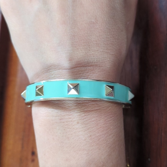 💚 Mint Green and Gold-tone Bangle - Picture 2 of 4